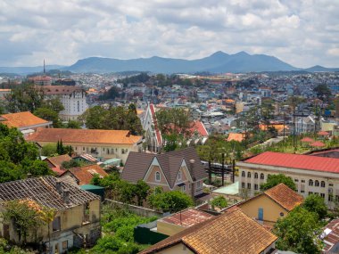 Da Lat, Vietnam - Arillus 28, 2018: Birçok ev, Bina ve dağ Da Lat City, Vietnam, Cityscape görünüm