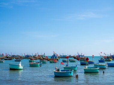 Balıkçı köyü Pazar sepeti teknelerle MUI Ne, Vietnam, deniz manzarası ile