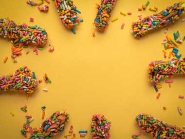 Çikolata ve renkli sarı ışık arka plan boş alan ile eğlenceli parti kavramı, en iyi görünüm için tepesi ile ekmek sopa