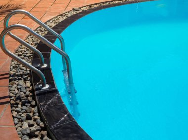 Eğri Yüzme Havuzu güneş gün yaz zamanında merdiven merdiven ile