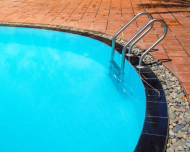 Eğri Yüzme Havuzu güneş gün yaz zamanında merdiven merdiven ile