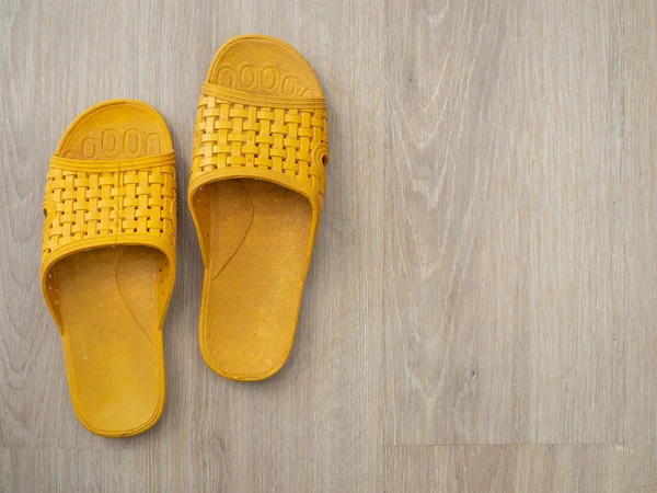 Sandálias Borracha Amarela Chinelos Fundo Madeira Brilhante Vista Superior — Fotografia de Stock