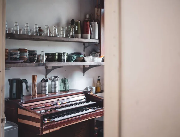 Cocina Interior Con Teclado Electone Vintage Utensilios Cocina Locales Gafas — Foto de Stock