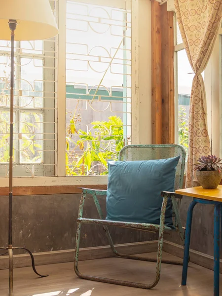 Luz Solar Janela Sala Estar Pela Manhã Travesseiro Azul Cadeira — Fotografia de Stock
