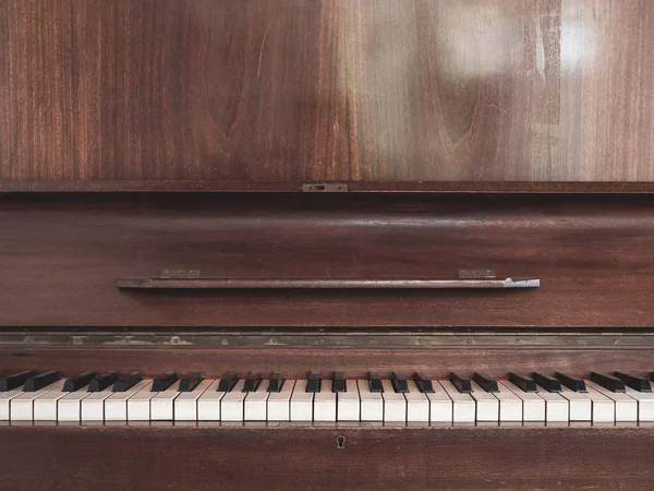 Vintage Ξύλινο Καφέ Πιάνο Την Κλειδαρότρυπα — Φωτογραφία Αρχείου