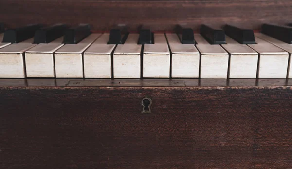 Την Κλειδαρότρυπα Μπροστά Από Vintage Ξύλινο Καφέ Πιάνο Γκρο Πλαν — Φωτογραφία Αρχείου
