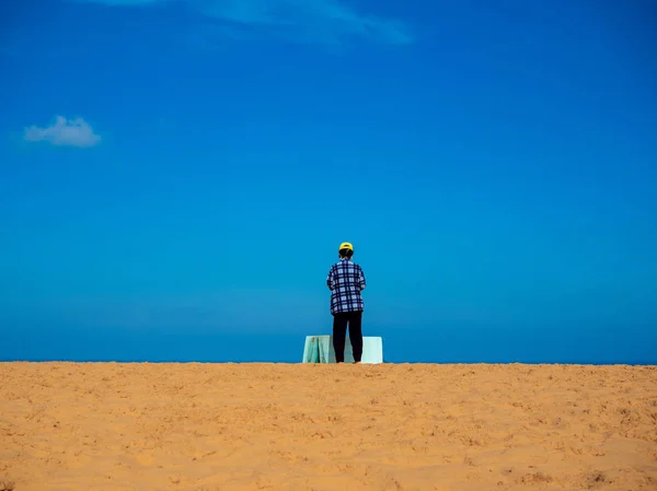 Sandboard 当地越南人在红沙丘的租金 Poppular 的旅游目的地 越南在阳光明媚的日子 最小的风格 — 图库照片