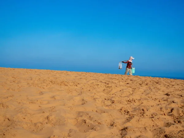 Hawker Vietnamita Caminando Dunas Arena Poppular Travel Mui Vietnam Sunny — Foto de Stock