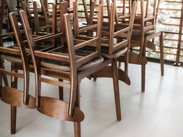 Cadeiras Madeira Estão Cabeça Para Baixo Mesa Madeira Restaurante Para — Fotografia de Stock