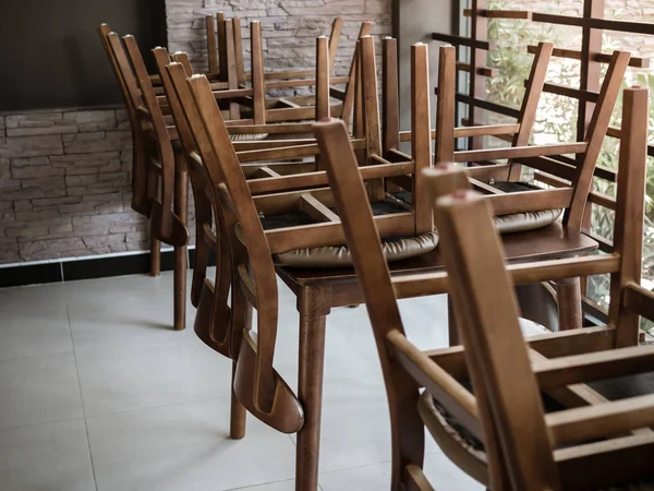Cadeiras Madeira Estão Cabeça Para Baixo Mesa Madeira Restaurante Para — Fotografia de Stock
