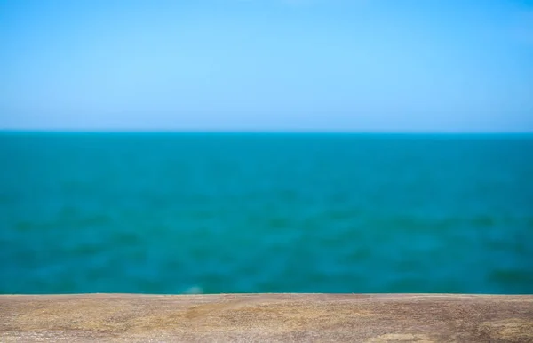 Lege Top Van Houten Tafel Wazig Zeezicht Blauwe Hemelachtergrond Zomer — Stockfoto