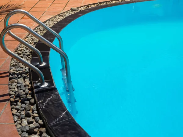 Eğri Yüzme Havuzu güneş gün yaz zamanında merdiven merdiven ile