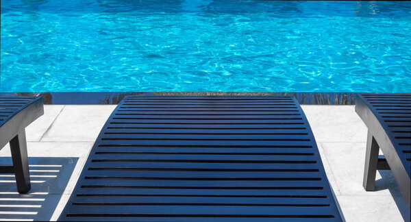 Крупный план Деревянные лежаки у бассейна для летнего отдыха
