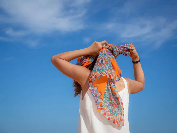 Woman White Sleeveless Tying Scarf Her Head Her Back Side — Stock Photo, Image