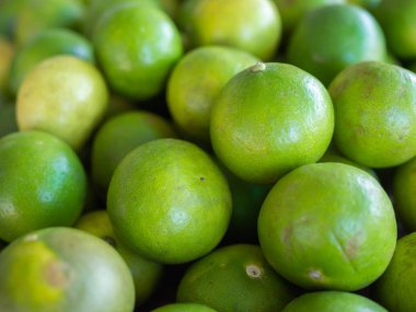 Limon, yeşil limon arka plan taze organik ot madde pazarında Satılık
