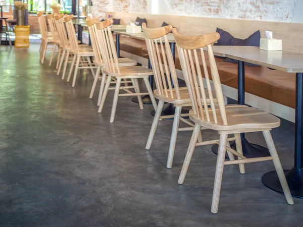 Modern ahşap Chais ve ahşap masa ve harç katta beyaz Butique Cafe