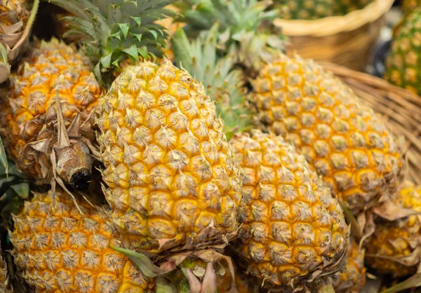 Ananas taze yaz meyve pazarında Satılık yığını
