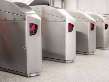 Elektronik bilet Gate tren istasyonunda Kızıl Haç işareti