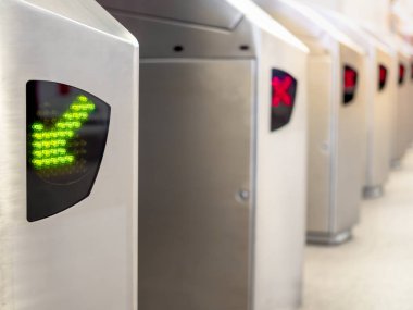 Yeşil ok ve Kızıl Haç üzerinde elektronik bilet Gate tren istasyonunda oturum açın