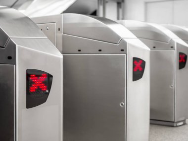 Elektronik bilet Gate tren istasyonunda Kızıl Haç işareti