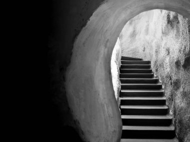 Siyah ve beyaz tarzı çıkış ışığa karanlık oda mağara başından merdiven