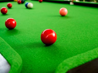 Kırmızı ve renkli Snooker topları köşe delik yeşil Snooker masada yakınındaki