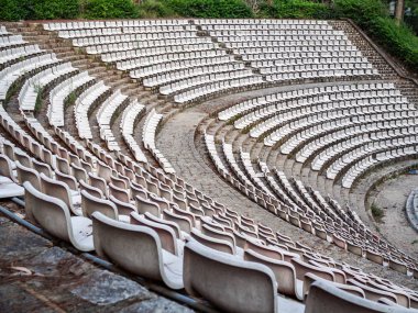Eski, eski açık hava tiyatrosu satır beyaz koltuk boş
