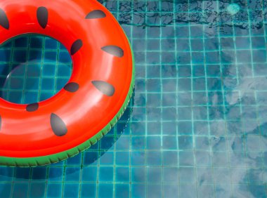 Havuzu Float halka olan yüzme havuzu arka plan, yaz kavramı üzerinde yüzen