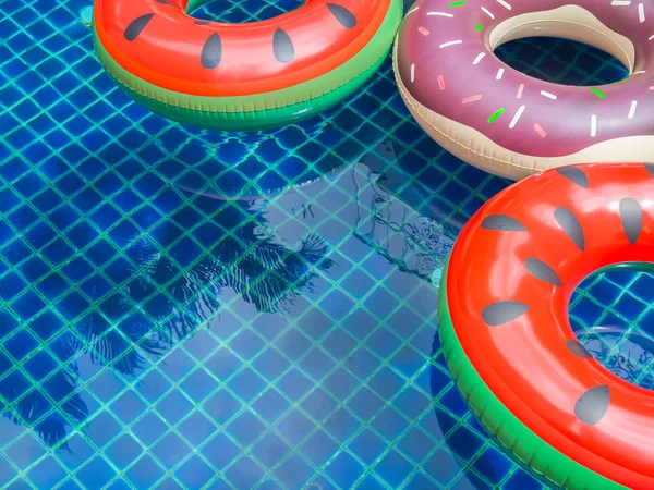 Kleurrijke Zwembad Zweven Ringen Zijn Drijvende Zwembad Achtergrond Zomer Concept — Stockfoto