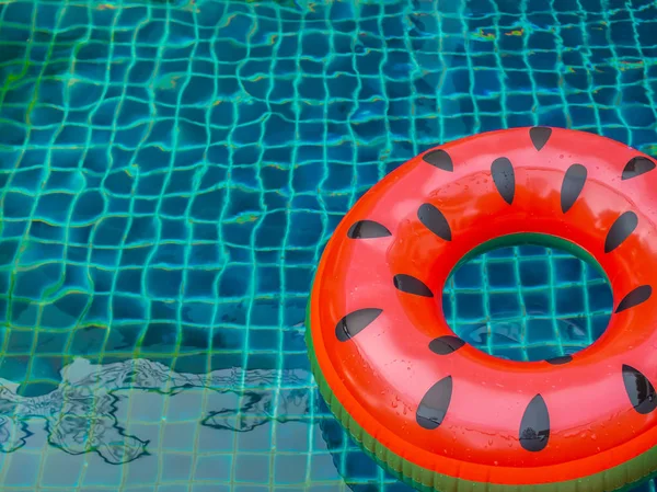 Schwimmring Schwimmt Auf Schwimmbadhintergrund Sommerkonzept — Stockfoto