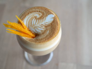 Kapuçino Romano kahve limon ya da portakal Topping dilim cam ahşap masa arka plan üzerinde