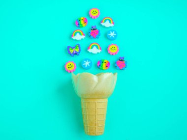 Dondurma külahı ile şirin renkli silgi lastik Aqua mavi arka plan, en az yaz kavramı üzerinde.