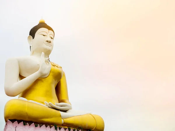 大伟大的美丽佛像冥想坐在当地寺庙柔和的灯光 泰国与复制空间 — 图库照片