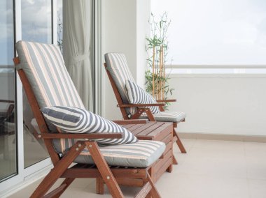 Sürgülü kapı ve bambu gökyüzü arka plan boşluk üzerinde yakınındaki The Terrace yastıklar ile ahşap şezlong.