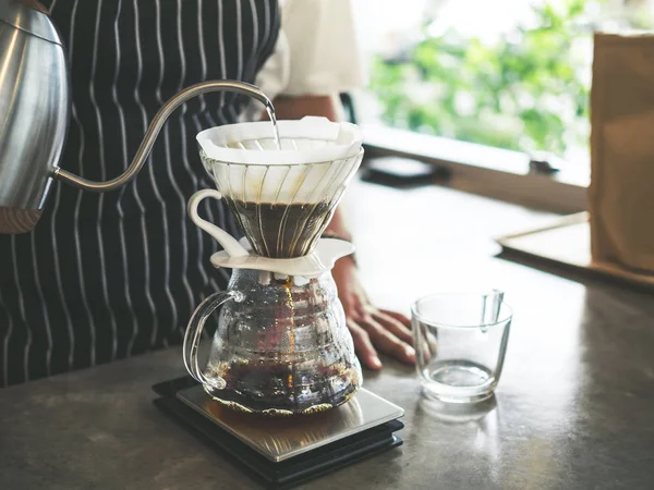 Barista Birra Drip Coffee Mano Versando Acqua Calda Dal Bollitore — Foto Stock