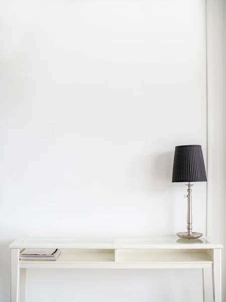 Белый Современный Книжный Стол Черная Лампа Чистом Белом Фоне Стены — стоковое фото