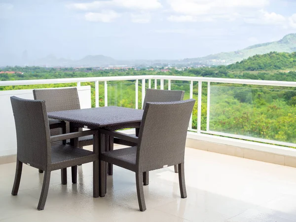 Modern örgü sepet kamışı yemek masası kümesinde dağ manzaralı Teras.