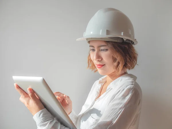 Hermosa Mujer Asiática Ingeniero Rizado Pelo Corto Con Casco Seguridad — Foto de Stock