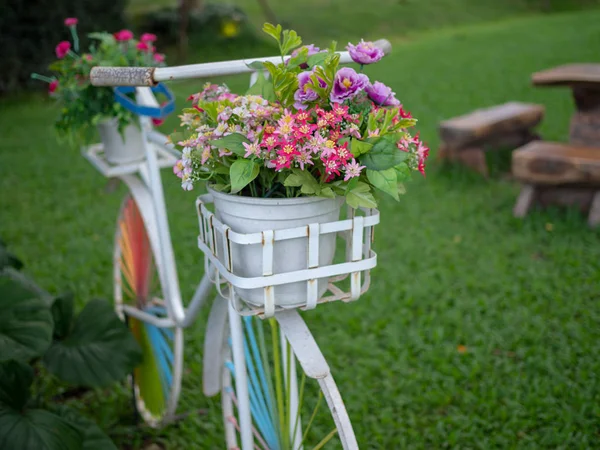 Weißes Oldtimer Fahrrad Mit Buntem Rad Und Bunten Blumen Weißen — Stockfoto