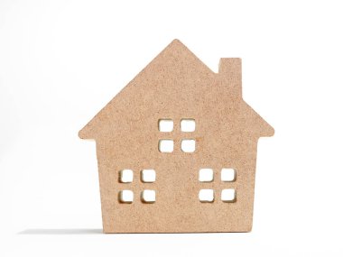 Beyaz arka plan üzerinde izole bir ahşap ev. Emlak Yatırım ve Aile kavramı.