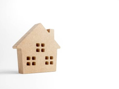 Kopya alanı ile beyaz arka plan üzerinde izole bir ahşap ev. Emlak Yatırım ve Aile kavramı.