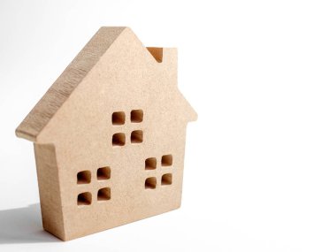 Kopya alanı ile beyaz arka plan üzerinde izole bir ahşap ev. Emlak Yatırım ve Aile kavramı.