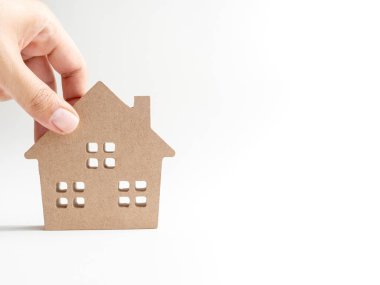 El ahşap ev izole kopya alanı beyaz zemin üzerine koyarak. Emlak Yatırım ve Aile kavramı.