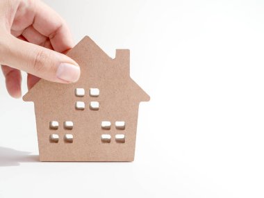 El ahşap ev izole kopya alanı beyaz zemin üzerine koyarak. Emlak Yatırım ve Aile kavramı.