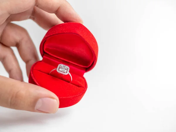 Алмазное Кольцо Форме Красного Сердца Коробка Руке Изолированы Белом Фоне — стоковое фото