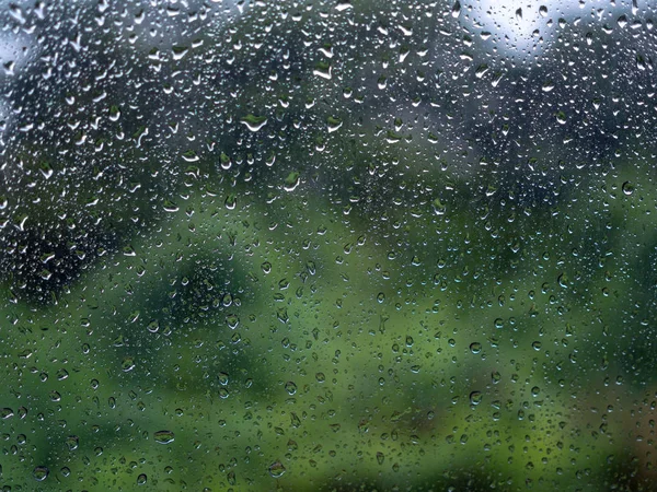 Damlaları Ağaç Mavi Gökyüzü Arka Plan Ile Pencere Camına Yağmur — Stok fotoğraf