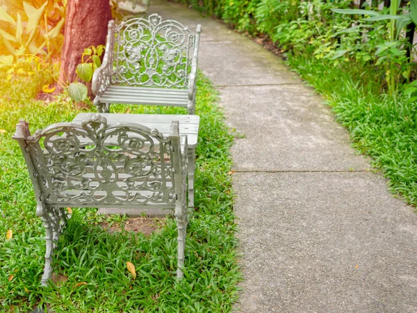 Cadeiras Cinza Vintage Mesa Madeira Grama Verde Jardim Com Passarela — Fotografia de Stock