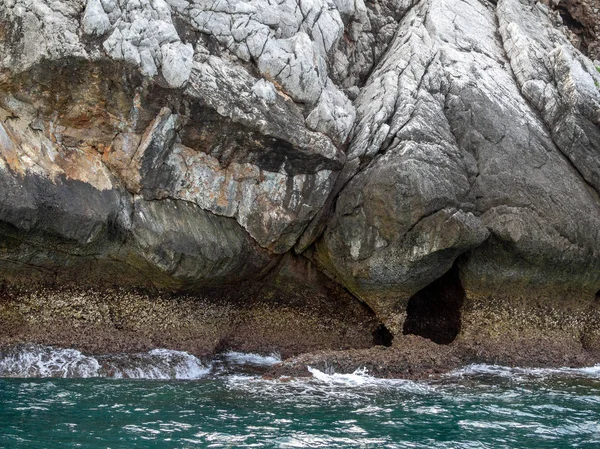 Rock uçurum Adası dağ deniz. Yakın çekim taş doku.