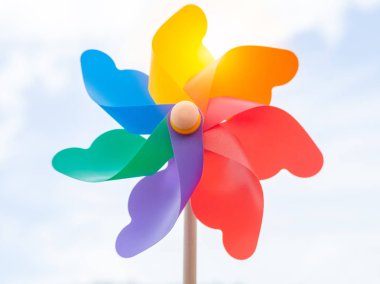 Güneşli mavi gökyüzü arka plan üzerinde güzel renkli Çarkıfelek.