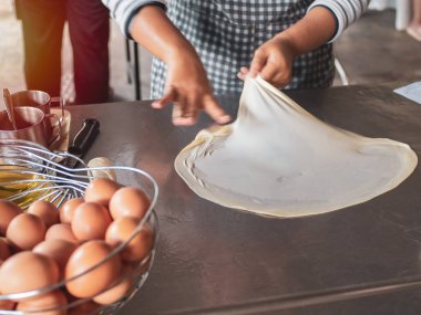 Roti yapma, roti harman un yumurta ve yağı ile roti maker tarafından. Hint geleneksel sokak gıda.